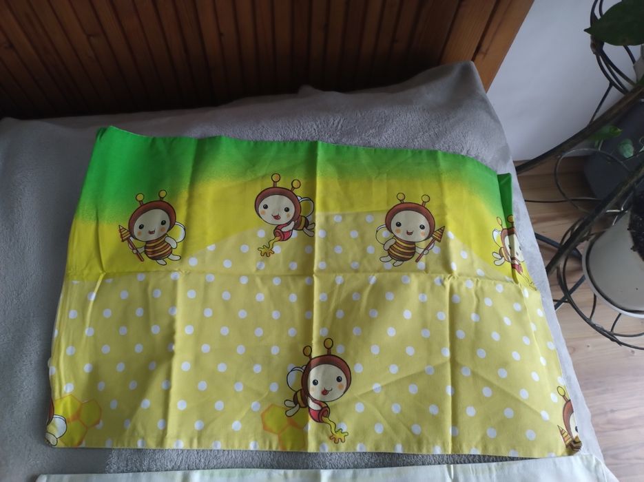 Sprzedam kołderkę i poduszeczkę dla niemowlaka z 2  kompletami pościeli