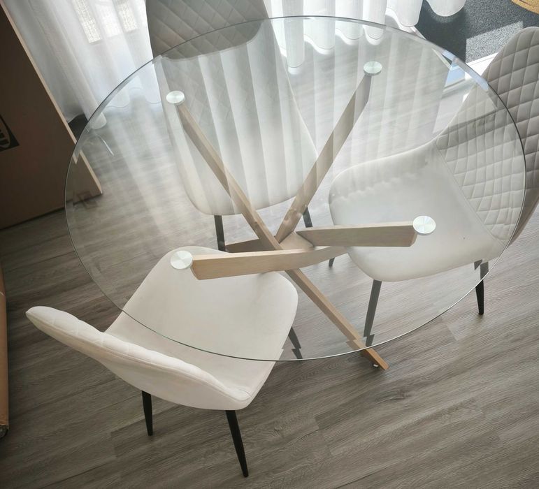 Mesa de vidro com três cadeiras