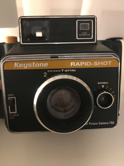 Dwa polaroidy marki Keystone "Rapid Shot" i "60 Second Everflash"