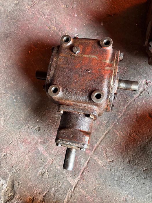 Przekładnia kątowa . Siłownik