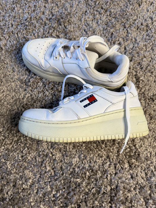 Оригінальні кросівки Tommy Hilfiger. Розмір 39, довжина устілки — 25 см.