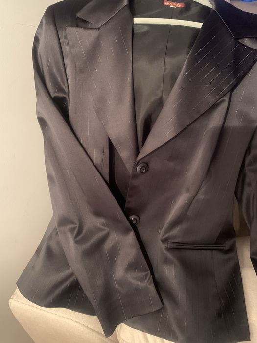 Blazer preto acetinado, com fio pratedo.