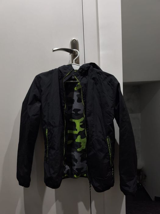 Czarna kurtka idealna na wszystkie pory roku