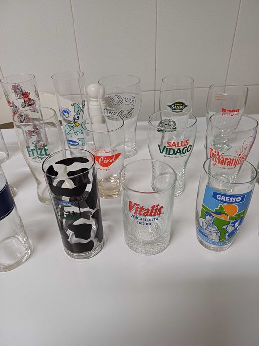 Copos de agua e sumo com várias marcas 20 unidades