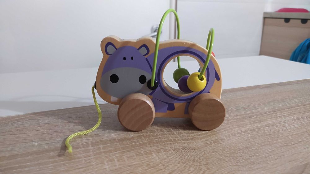 Hipopotam - drewniana zabawka z koralikami, na kółkach i sznurku.