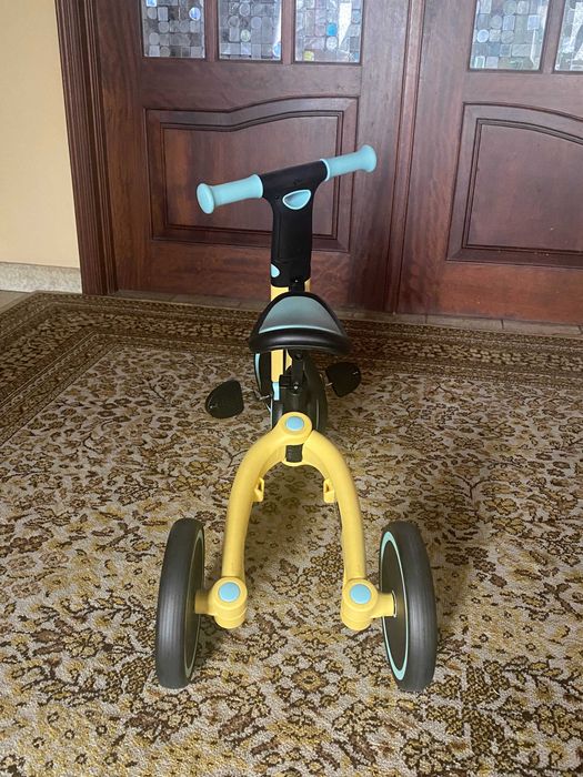 Triciclo e Bicicleta de equilíbrio Multifuncional KinderKraft amarela