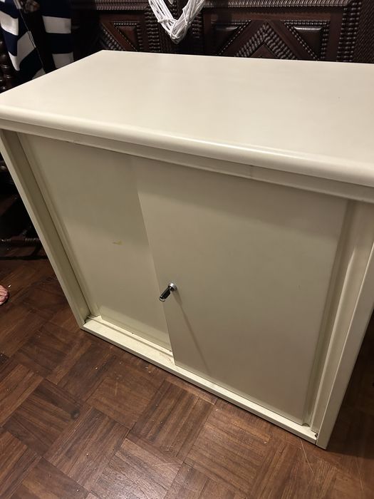 Movel em metal branco com chave