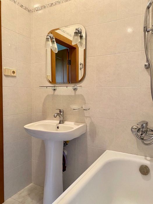 продам 2-х кімнатну сталінку з гарним ремонтом вул.Богоутівська 36