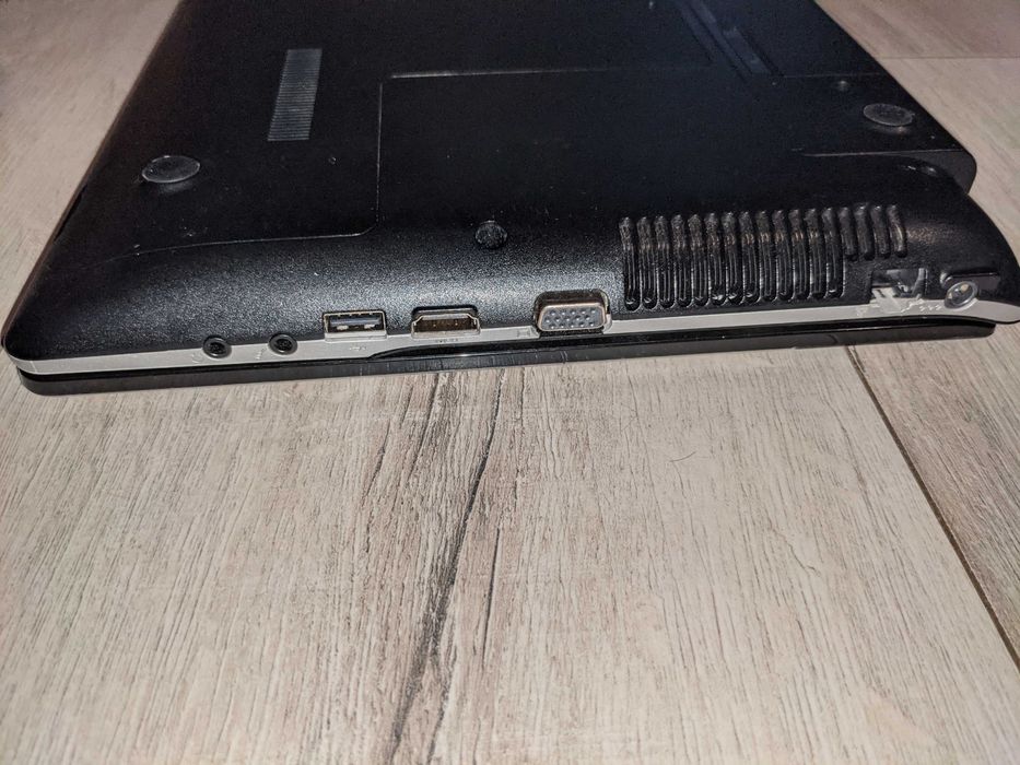 Samsung NP300E5A laptop + myszka 4GB RAM 400GB