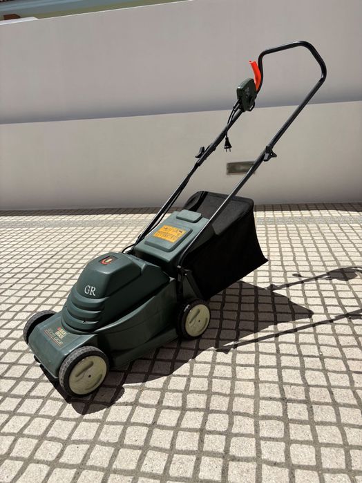 Máquina de cortar relva .