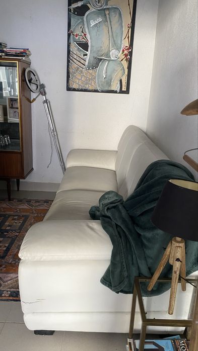 Sofá de 3 Lugares em Pele Sintética Bege/Off-White – Estilo Moderno
