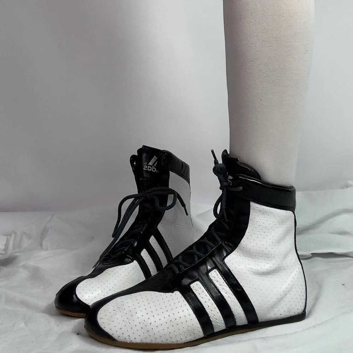 Винтажные кроссовки Adidas 2000-х годов в стиле боксёрской обуви.