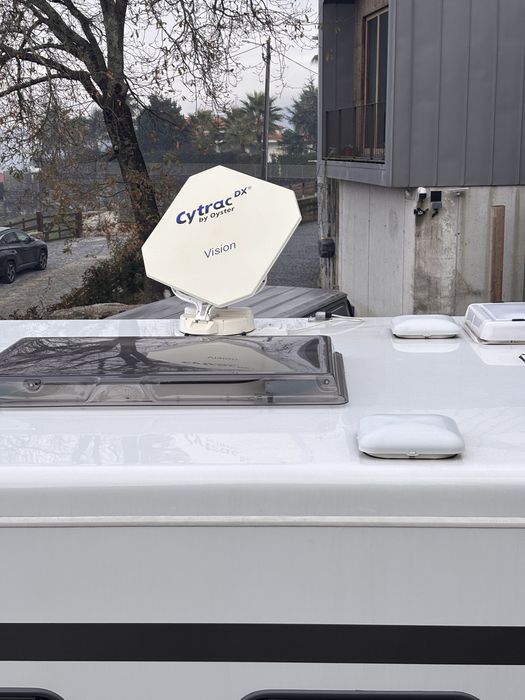 Antena parabolica para autocaravana marca Oyster automatica