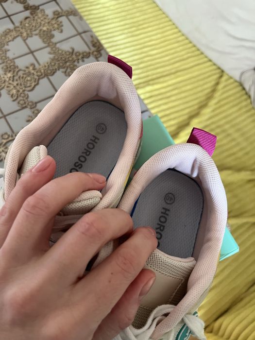 Кроссовки женские