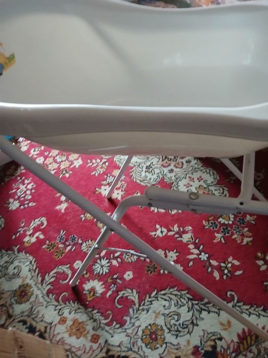 Wanienka niemowlęca z regulowanym stelażem