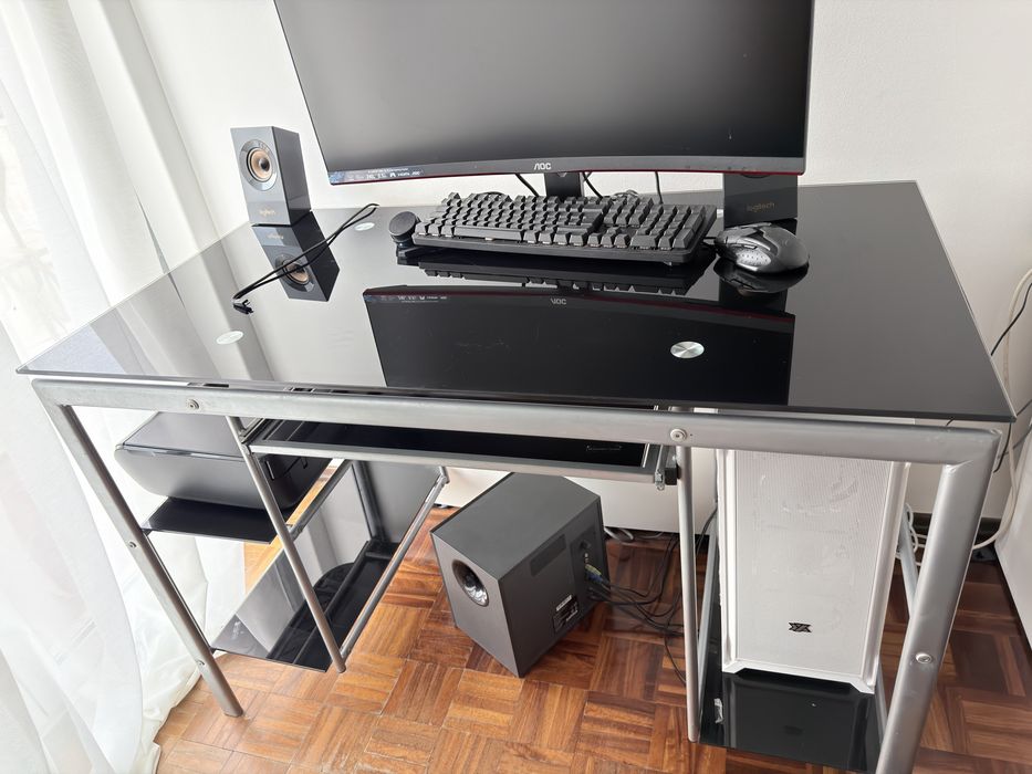 Secretaria em metal e Vidro