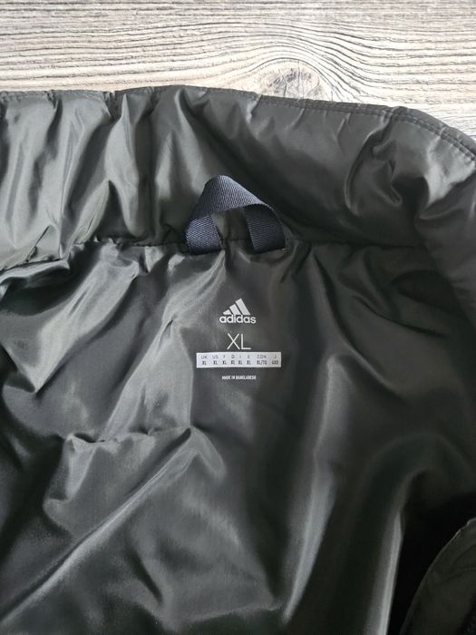 Meska, ocieplana kurtka marki Adidas w kolorze ciemnozielonym