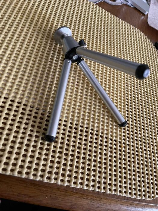 Mini statyw do aparatów, mini głośników.