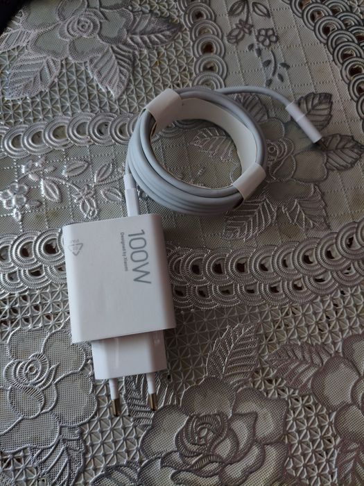 Продам оригинал зарядное устройство на 100 Ват