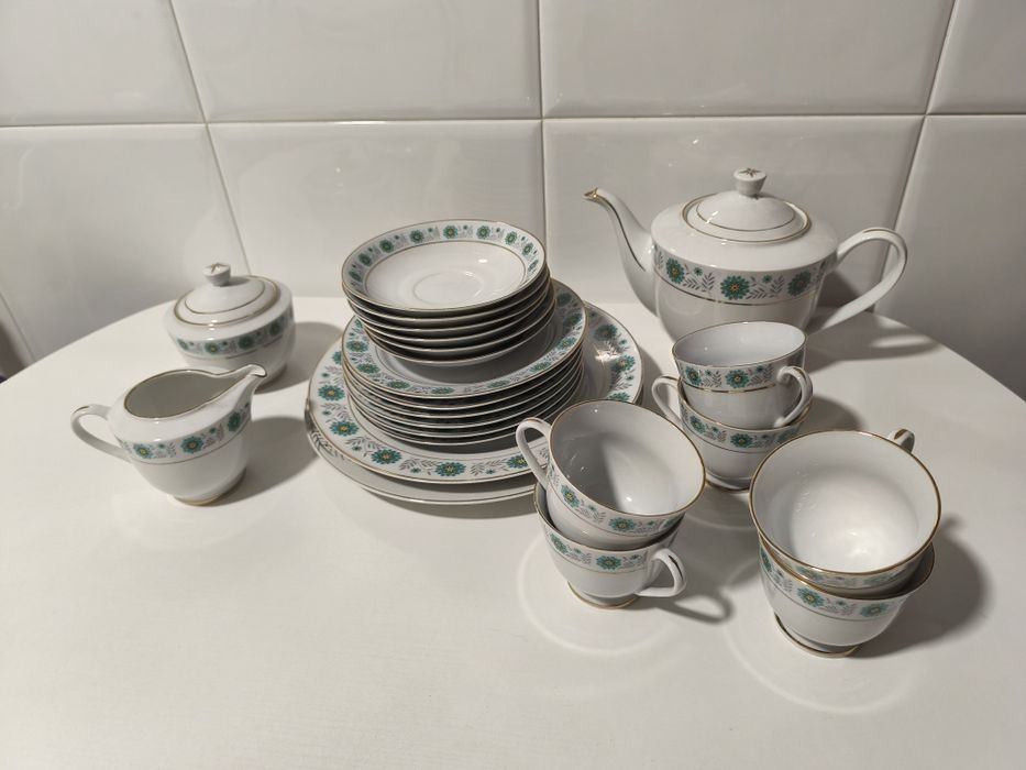 Conjunto de bule, açucareiro, leiteira e 6 chávenas de chá e taças