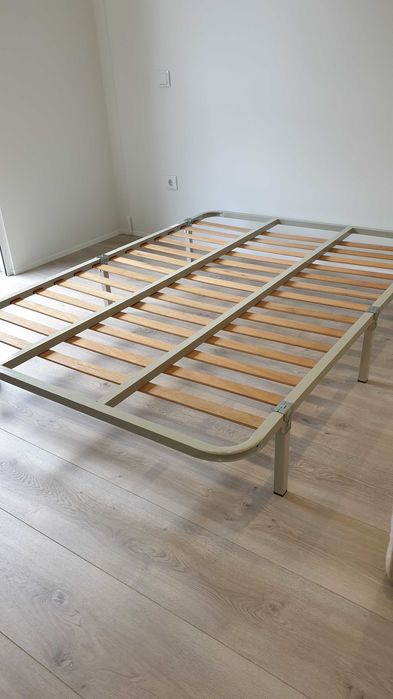 Sommier / Estrado metálico com pés para colchão