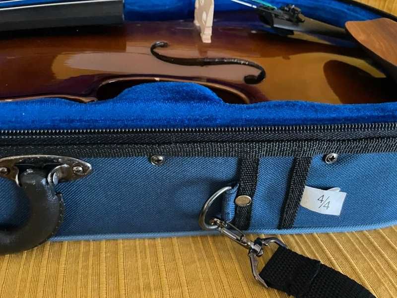 Violino com muito pouca utilização, estado como novo.