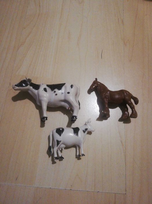 Krowy 2 szt i koń, figurki