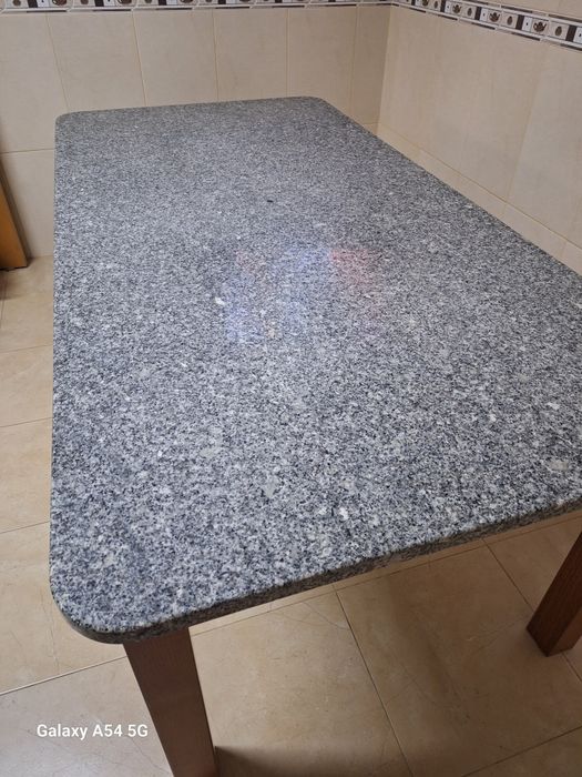 Mesa de jantar 2mx1m + 4 cadeiras em madeira maciça.