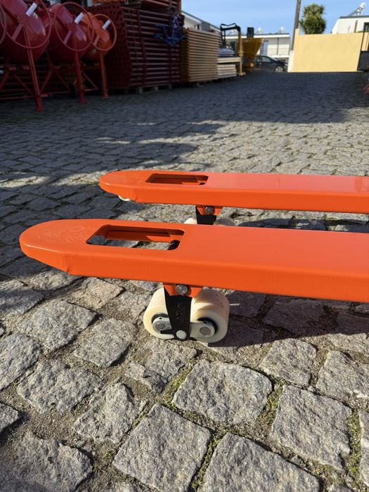 Porta paletes 2500kg 4 rodas