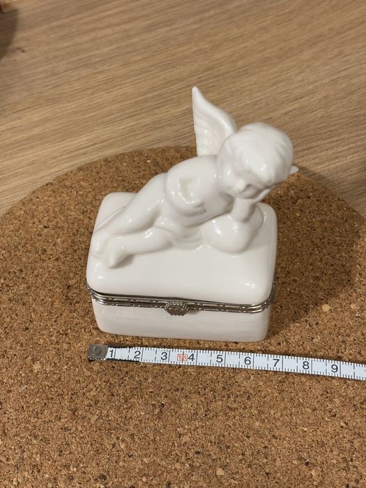 Ceramiczna porcelanowa szkatułka aniołek cherubin