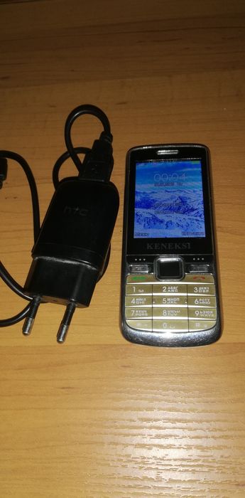 Мобільний телефон кнопочний Keneksi з зарядкою флешкою