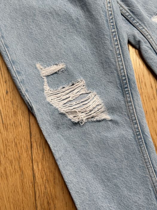 Джинси мом з потертостями і необробленим краєм denim xs