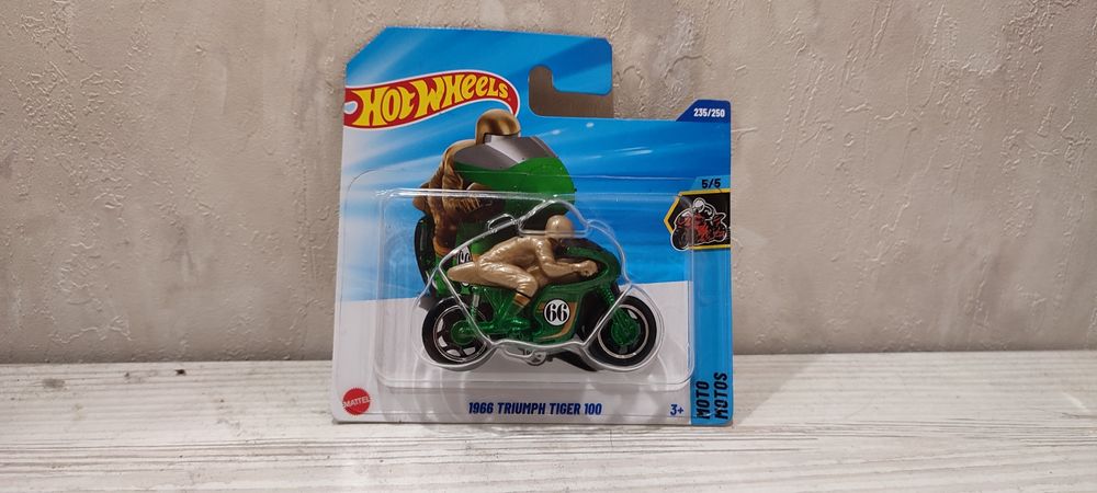 Hot wheels 1966 TRIUMPH TIGER 100 treasure hunt