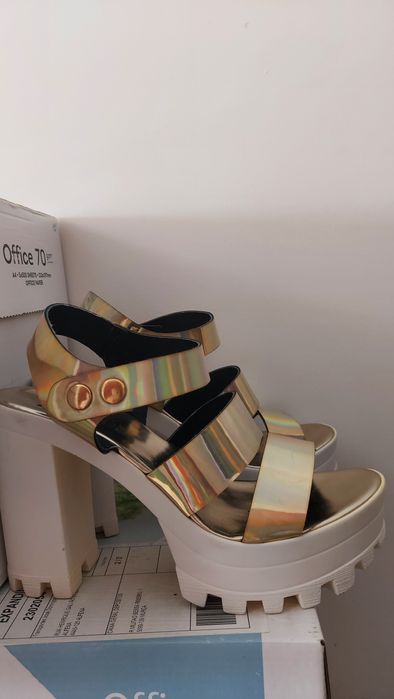 Sandálias douradas da IN SHOES