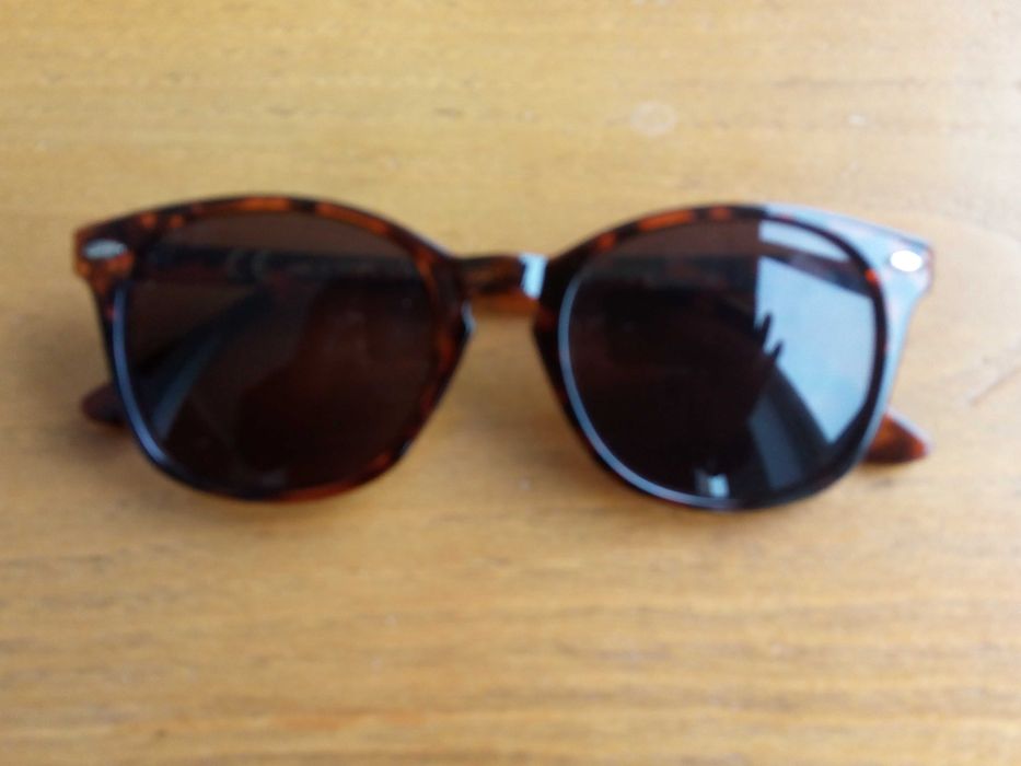 Óculos de sol com caixa