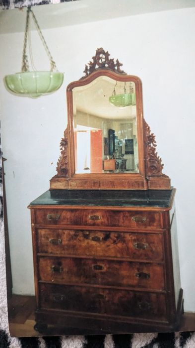 Zabytkowa komoda z lustrem krysztalowym
