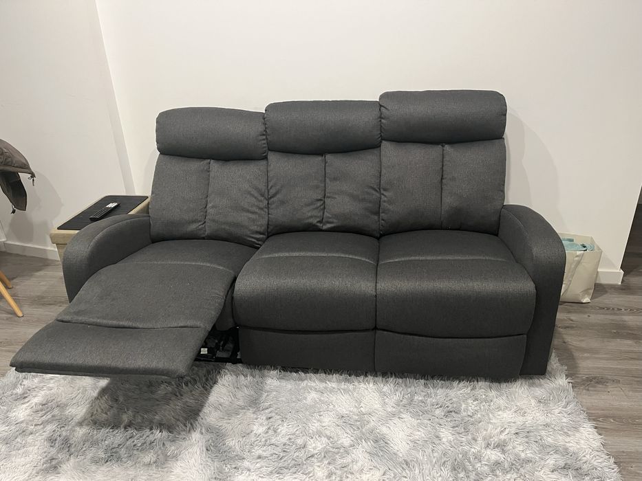 Sofá de 3 lugares com poltronas.