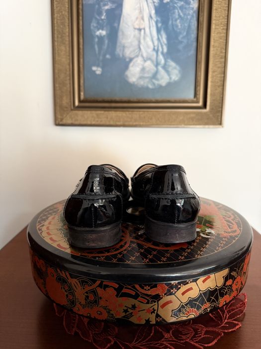 Czarne lakierowane loafersy mokasyny vintage old money preppy