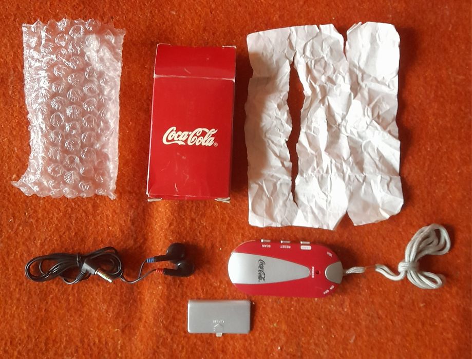 Stare kieszonkowe radio kolekcjonerskie Coca-cola uszkodzone.