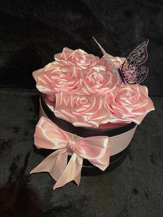 Caixa com rosas de cetim (rosa aterna)