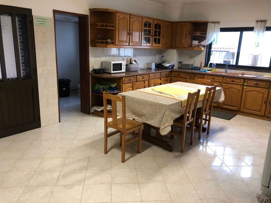 Arrendo quarto grande em moradia