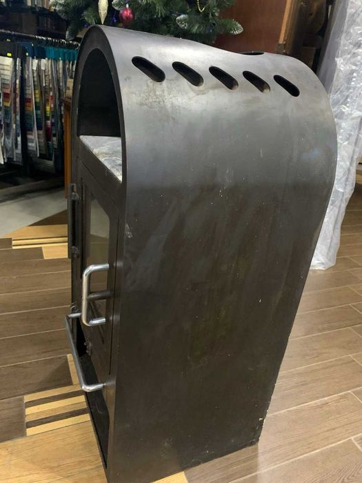 Буржуйка , камін , піч на дрова