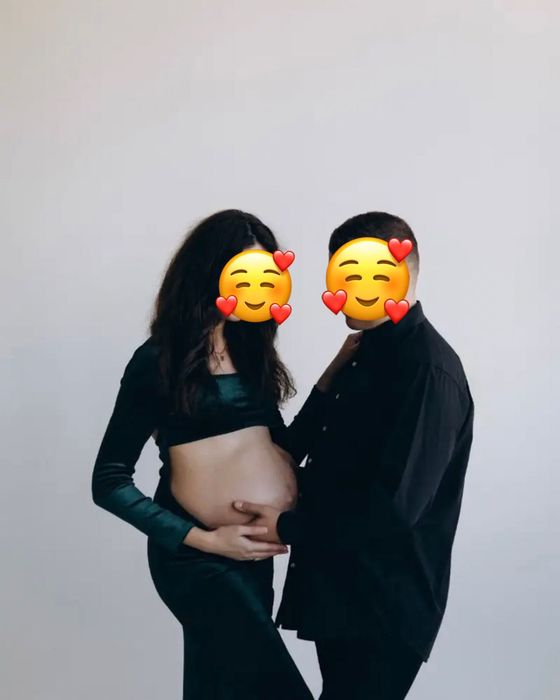 Елегантна бархатна зелена сукня для фотосесії вагітних