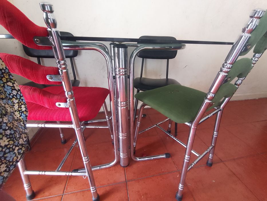 Mesa de vidro com apoio de ferro