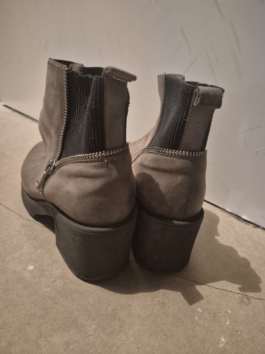 Szare zamszowe buty na 5 cm obcasie