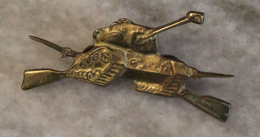 Insígnia militar de metal, anos 60-70, Tanque M47 com 2 espingardas X