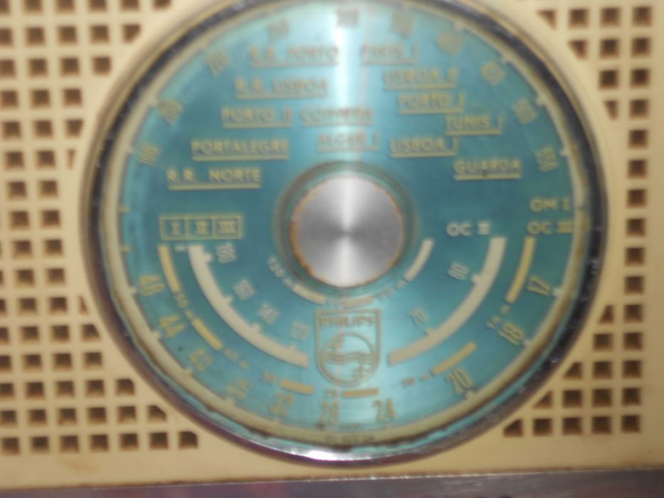 Radio antigo vintage a pilhas Philips