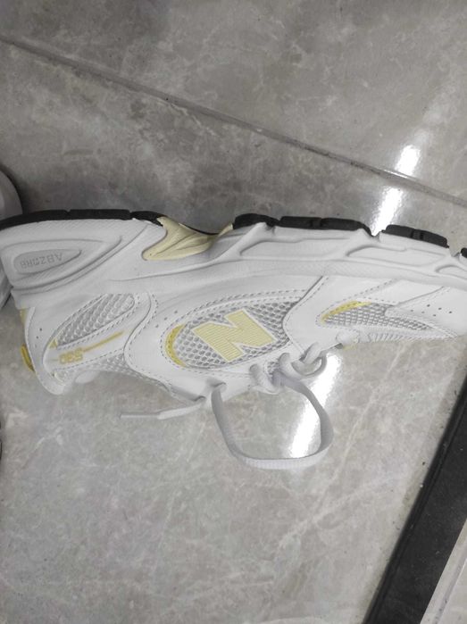 New balance 530 como novos (brancos, símbolo amarelo)