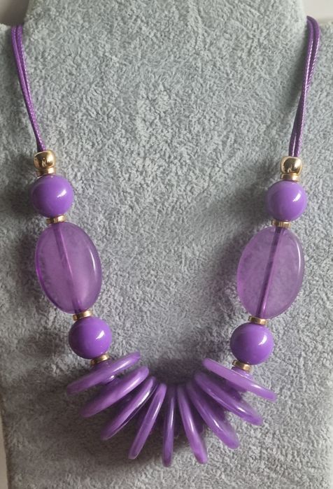 Colar em acrílico roxo de fácil aperto