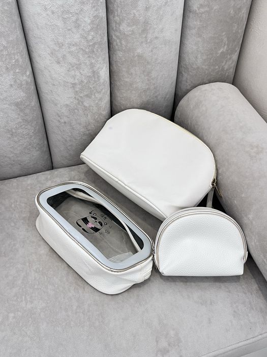 Набір з трьох косметичок білого кольору